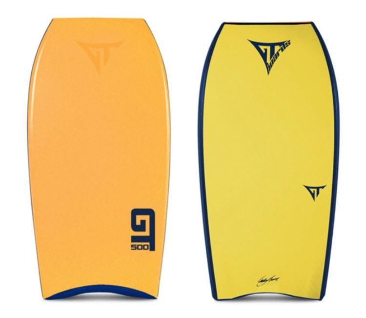 Duas pranchas de bodyboard amarelas com detalhes em azul, cada uma com um logotipo, em um fundo branco.