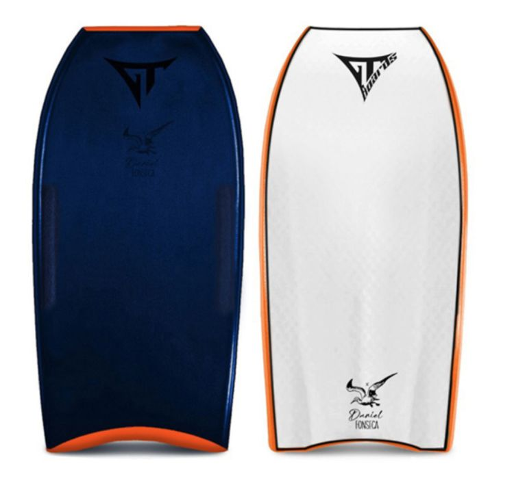Duas pranchas de bodyboard, uma azul marinho e uma branca, ambas com bordas e logotipos laranja.gt