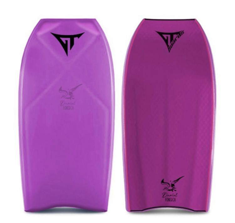 Duas pranchas de bodyboard roxas com o mesmo logotipo e design.gt