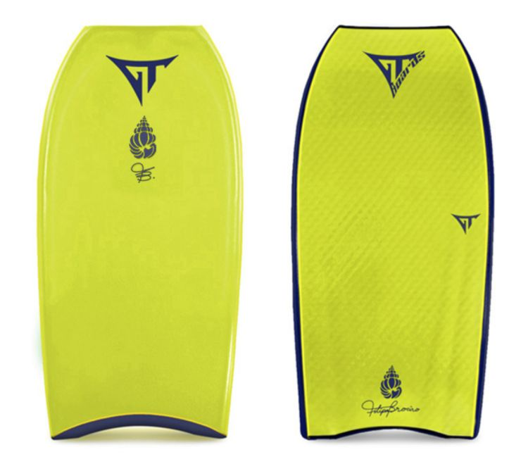 Duas pranchas de bodyboard amarelas com detalhes em azul escuro, uma com superfície texturizada, logotipo e assinatura.