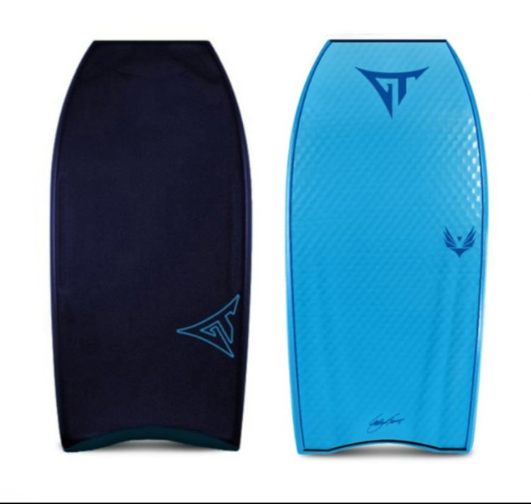 Duas pranchas de bodyboard azuis lado a lado, uma azul escura com logotipo, a outra azul clara com superfície texturizada gte logotipo.