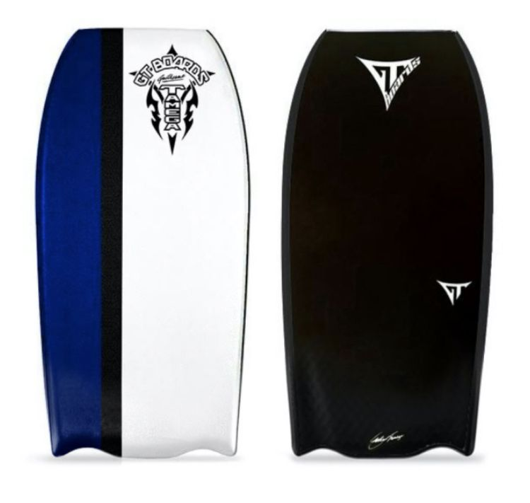 Duas pranchas de bodyboard: uma azul/branca com logotipo, a outra preta com logotipo.
