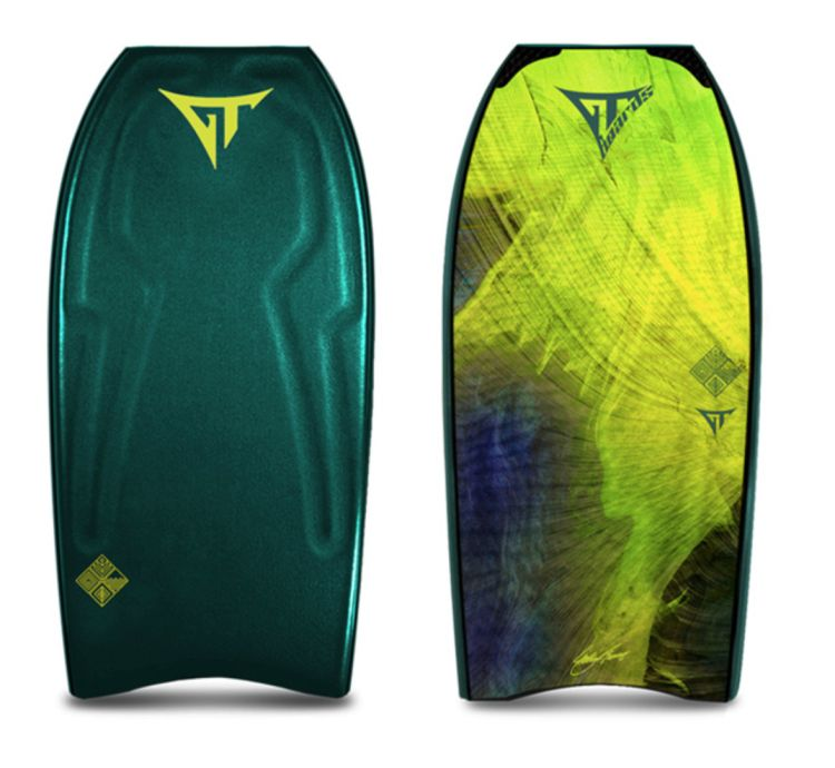 Duas pranchas de bodyboard verdes com o mesmo logotipo, uma verde sólida e a outra com um design amarelo/roxo.