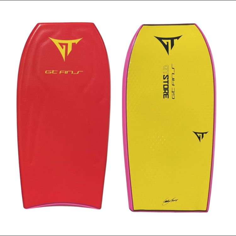 Duas pranchas de bodyboard; uma vermelha, uma amarela, ambas com logotipos.