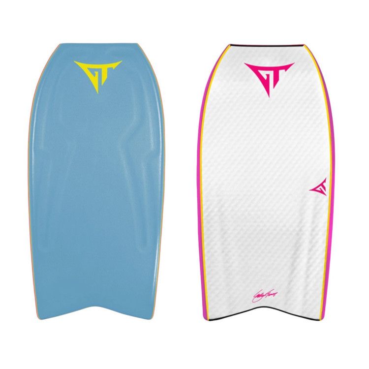 Duas pranchas de bodyboard com um logotipo, uma azul, uma branca, com detalhes contrastantes em amarelo e rosa. gt