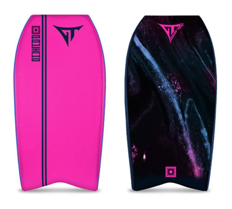 Duas pranchas de bodyboard: uma rosa choque com uma listra azul escura, a outra com um padrão escuro e marmorizado.