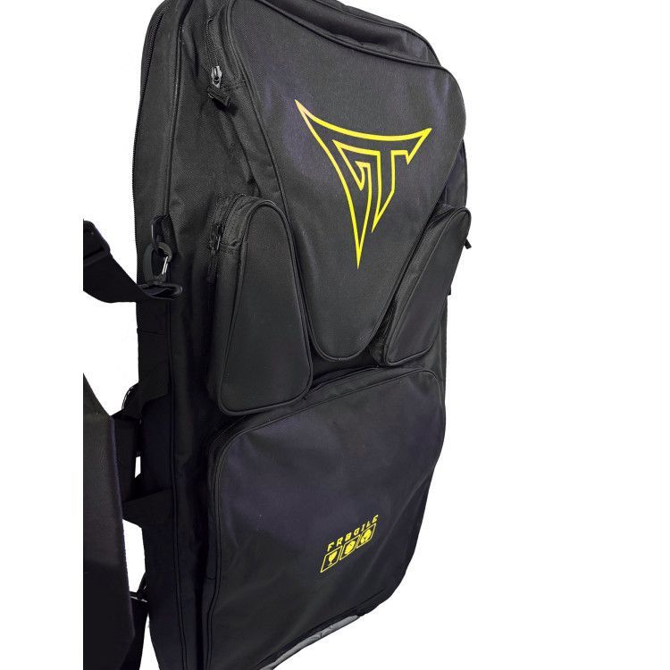 Mochila FORGESILK preta com logotipo amarelo, bolsos e alça de ombro.