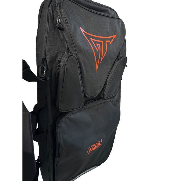 Bolsa de transporte preta com logotipo laranja e texto 