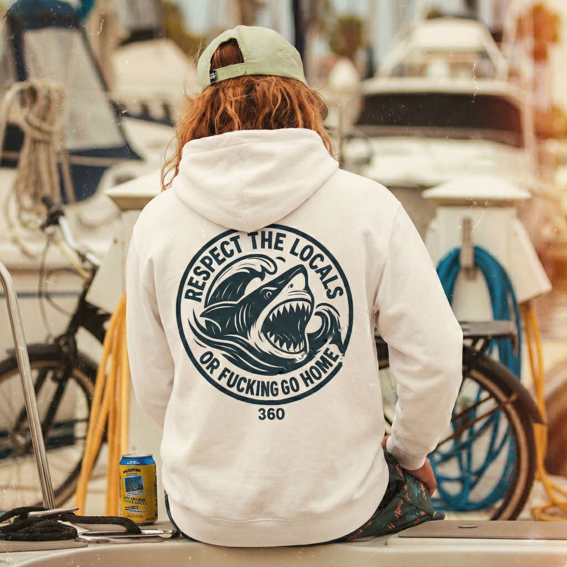 Homem vestindo um moletom azul-petróleo com o logotipo 