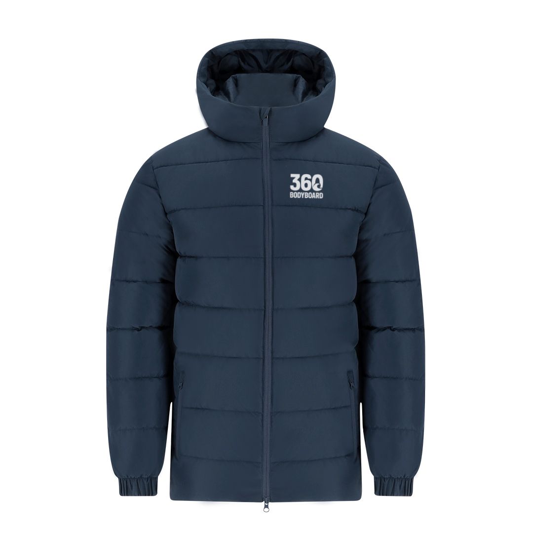 Homem vestindo uma jaqueta puffer verde com capuz, em pé contra um fundo branco.