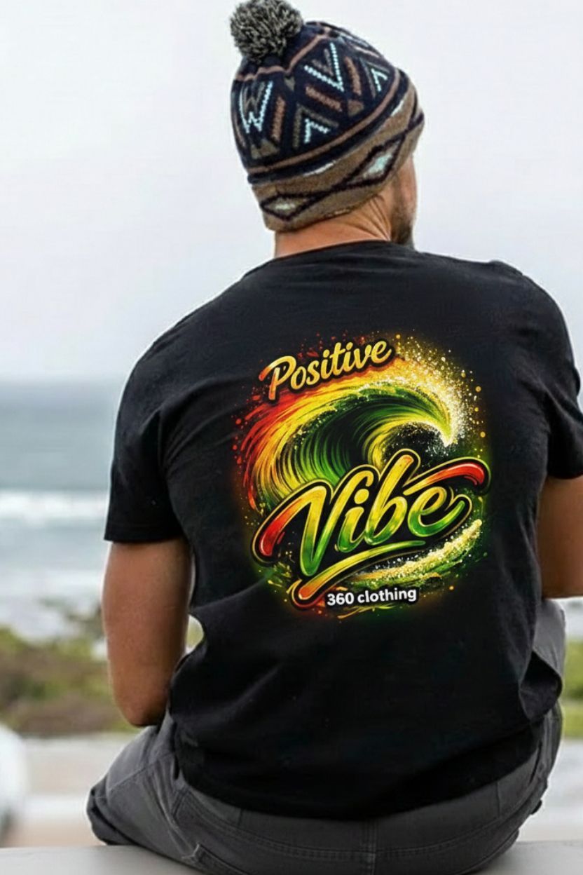 Pessoa vestindo uma camiseta preta com a estampa 