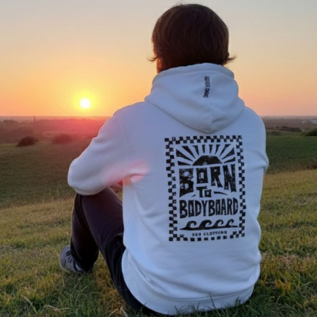 Pessoa com moletom branco com a inscrição 