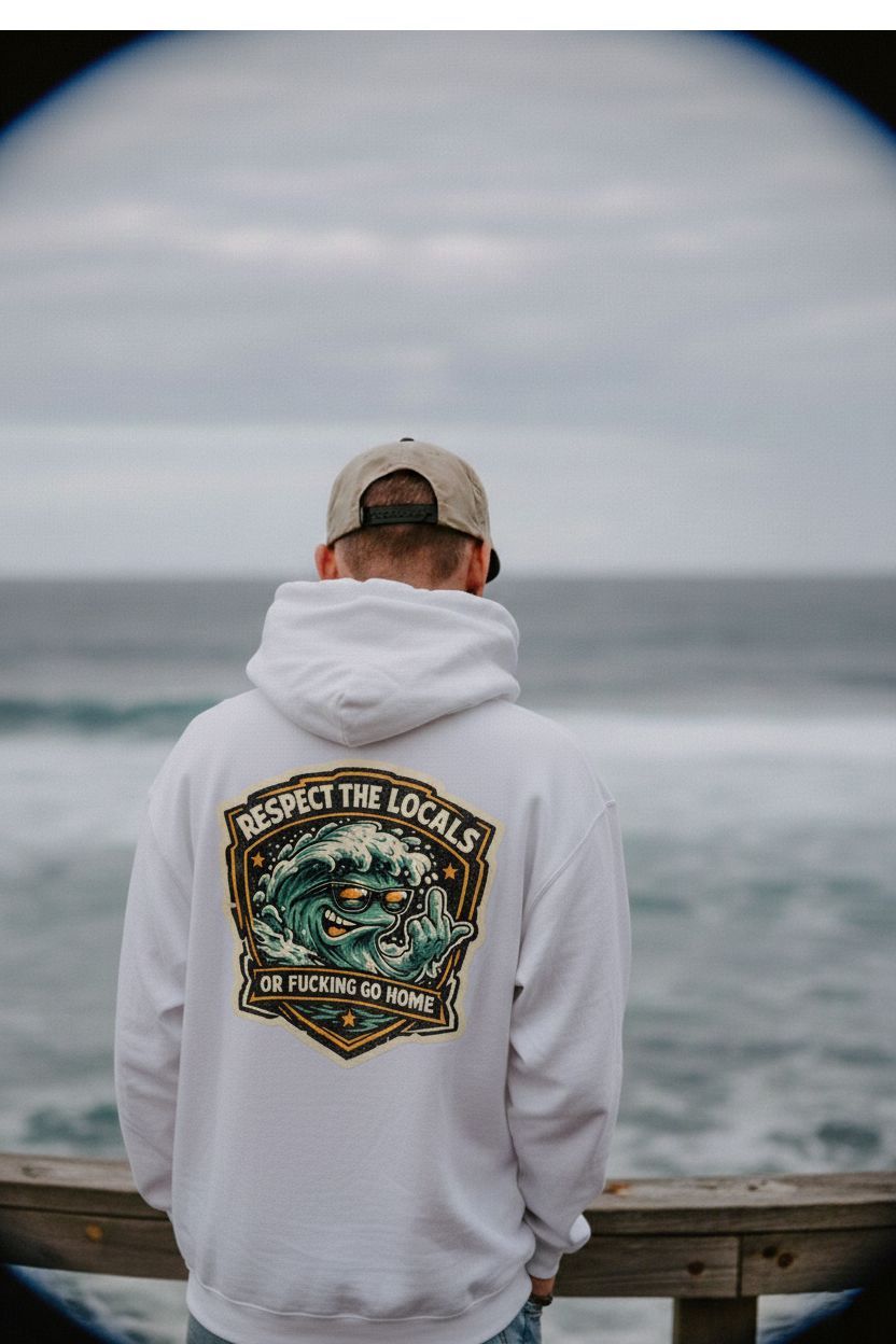 Pessoa vestindo um moletom branco com a estampa 