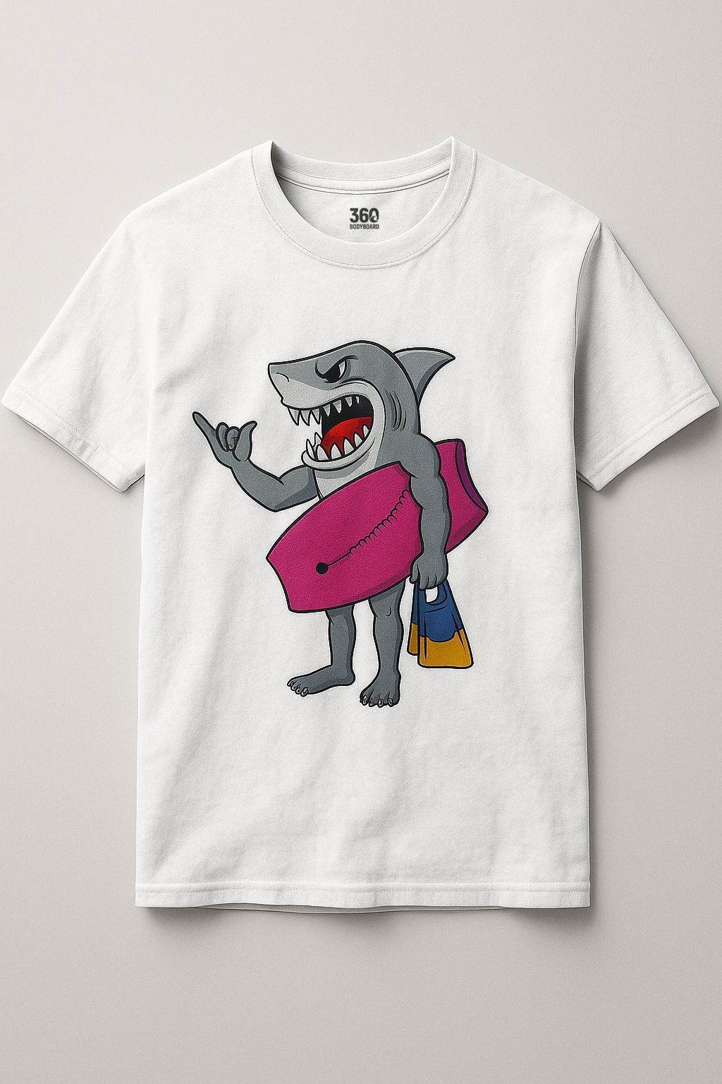 Camiseta branca com estampa de tubarão de desenho animado, prancha de surfe e nadadeiras.