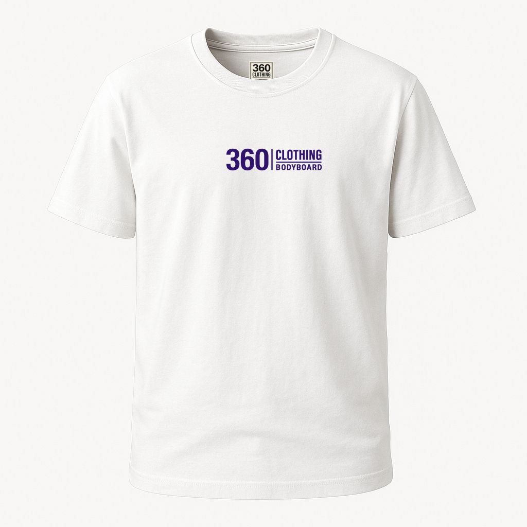 Pessoa vestindo uma camiseta branca com a inscrição 