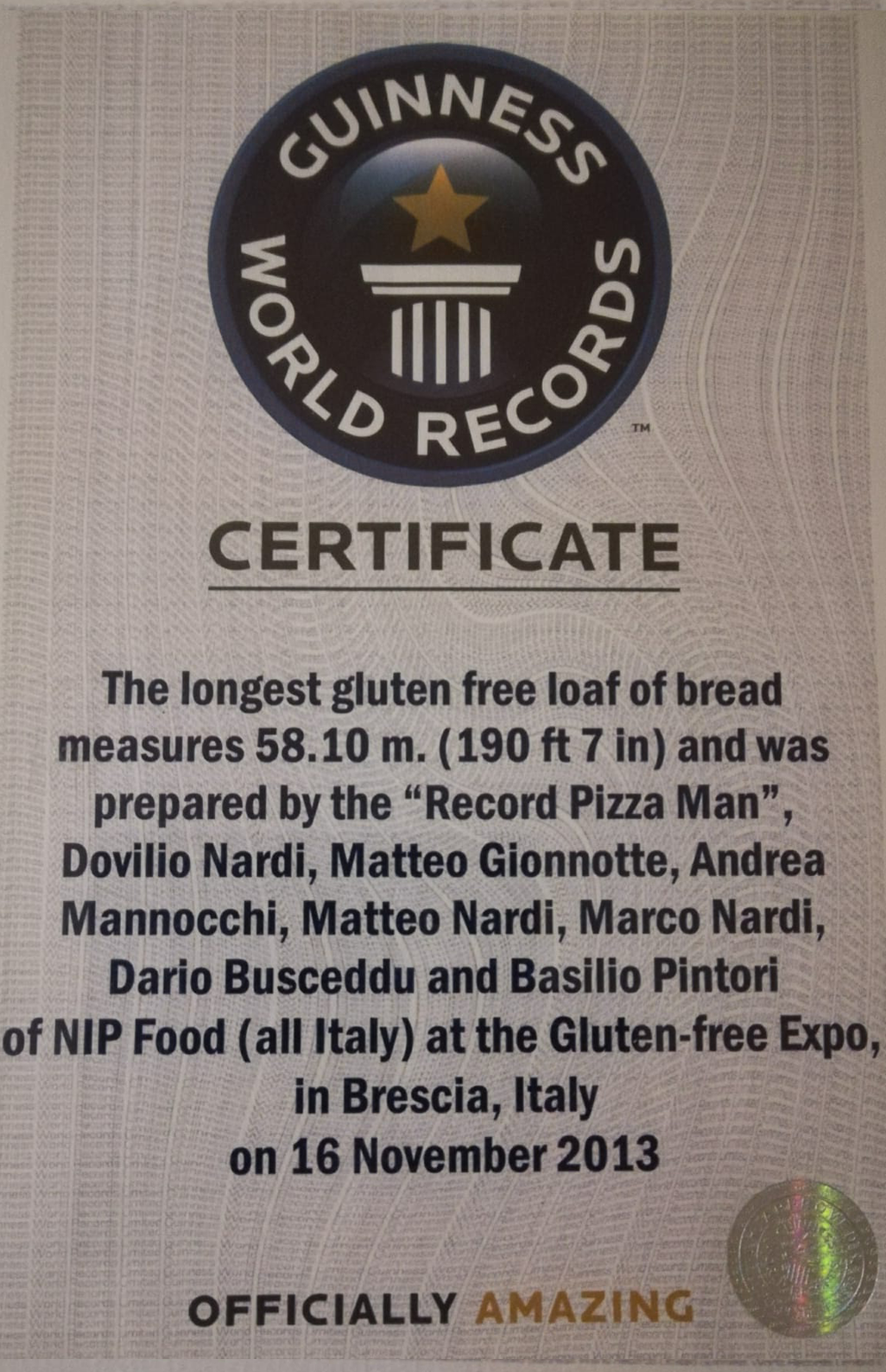 Certificato del Guinness dei primati per il pane senza glutine più lungo, 58,10 m, prodotto a Brescia, Italia, nel 2013.