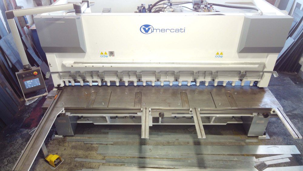 macchinario per pressopiegatura lamiere