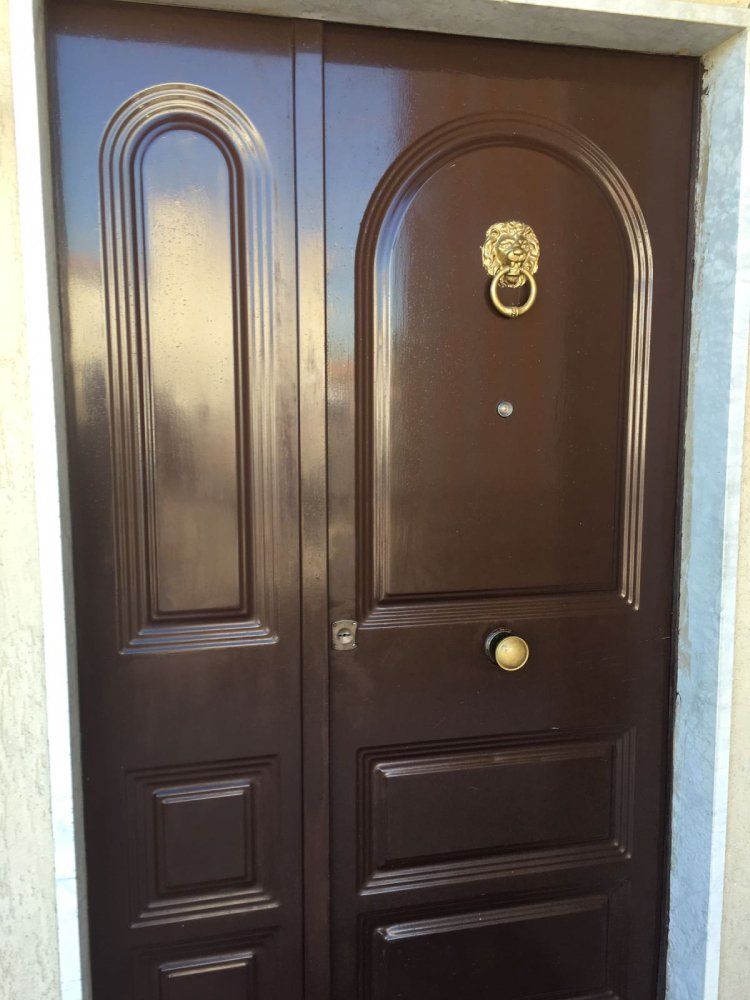 portone con pannelli a rilievo
