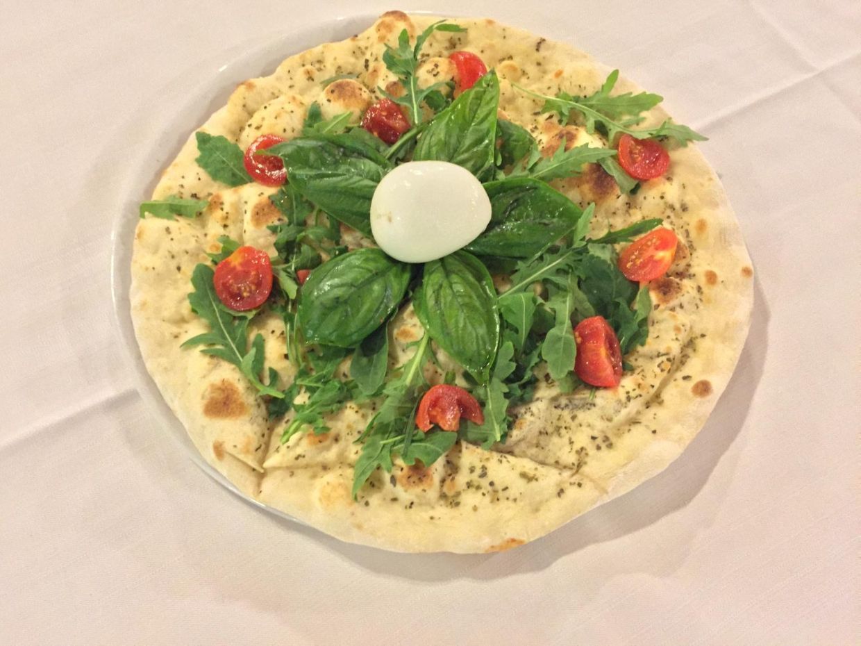 pizza bianca con rucola e pomodorini