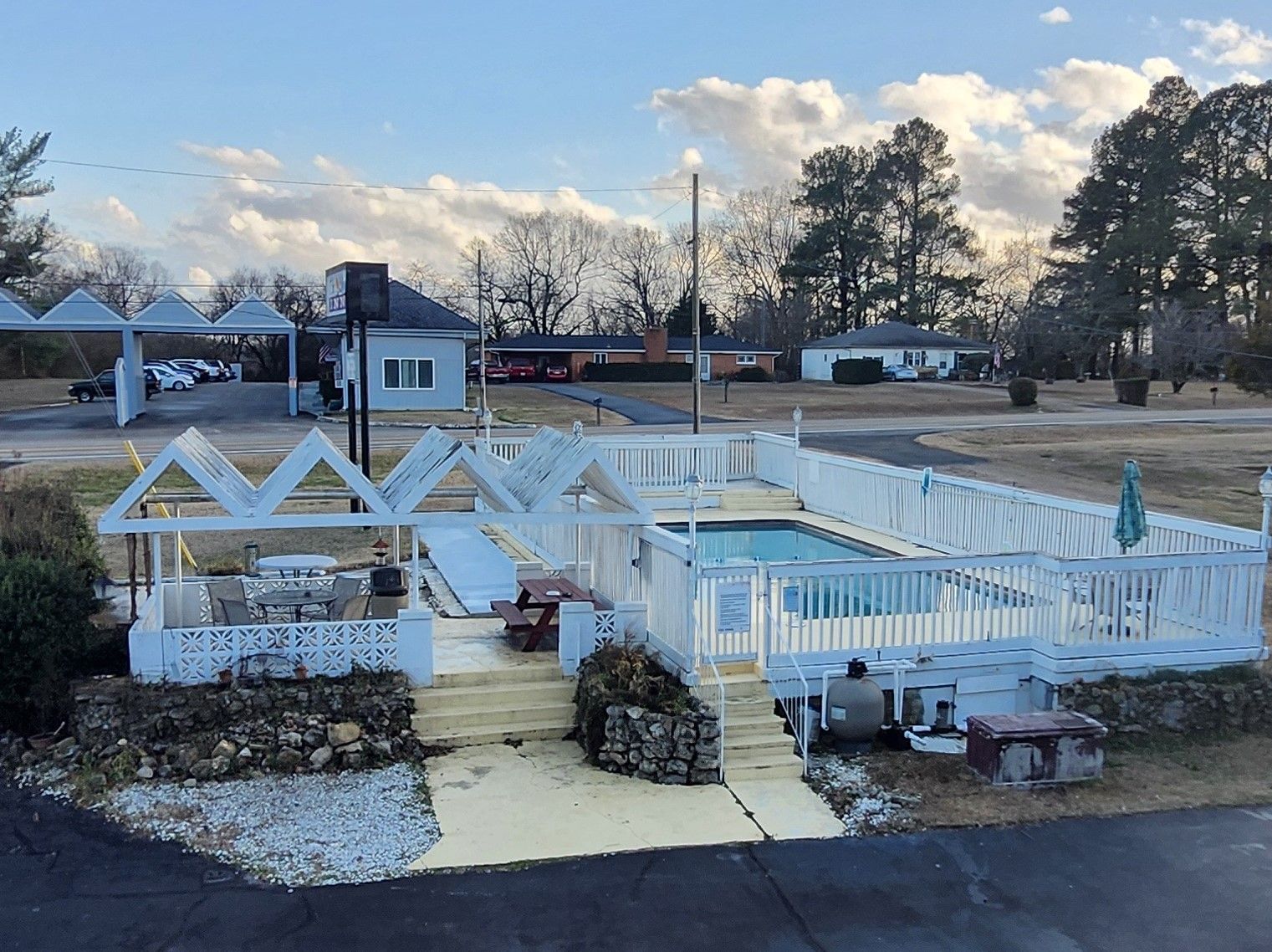 outdoor pool at Twin Lakes Inn