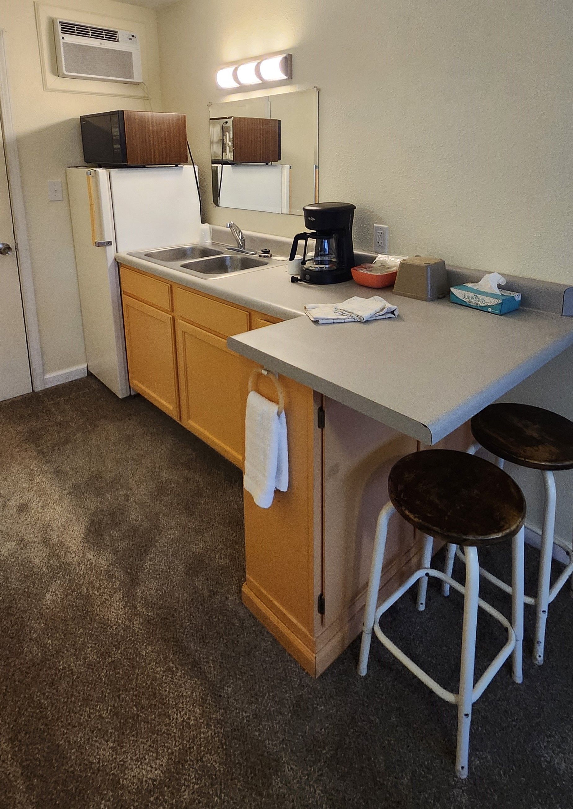 kitchenette at Twin Lakes Inn