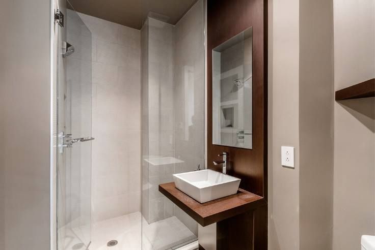 Une salle d'eau avec lavabo et douche à l'italienne.
