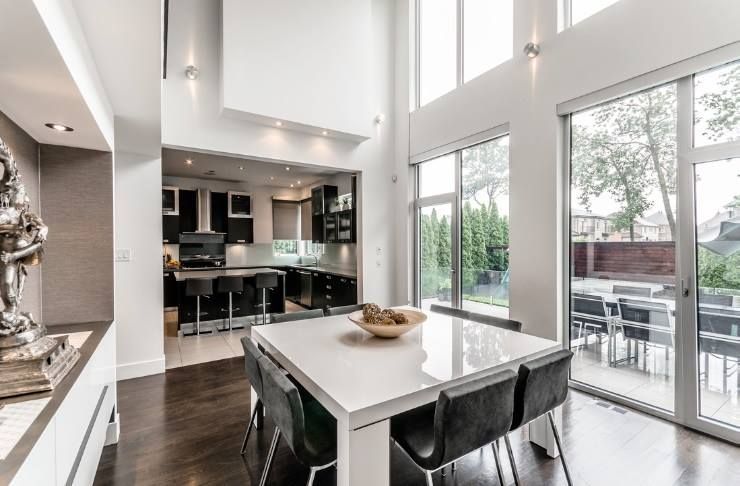 Une cuisine et une salle à manger dans une maison avec une grande table et des chaises.
