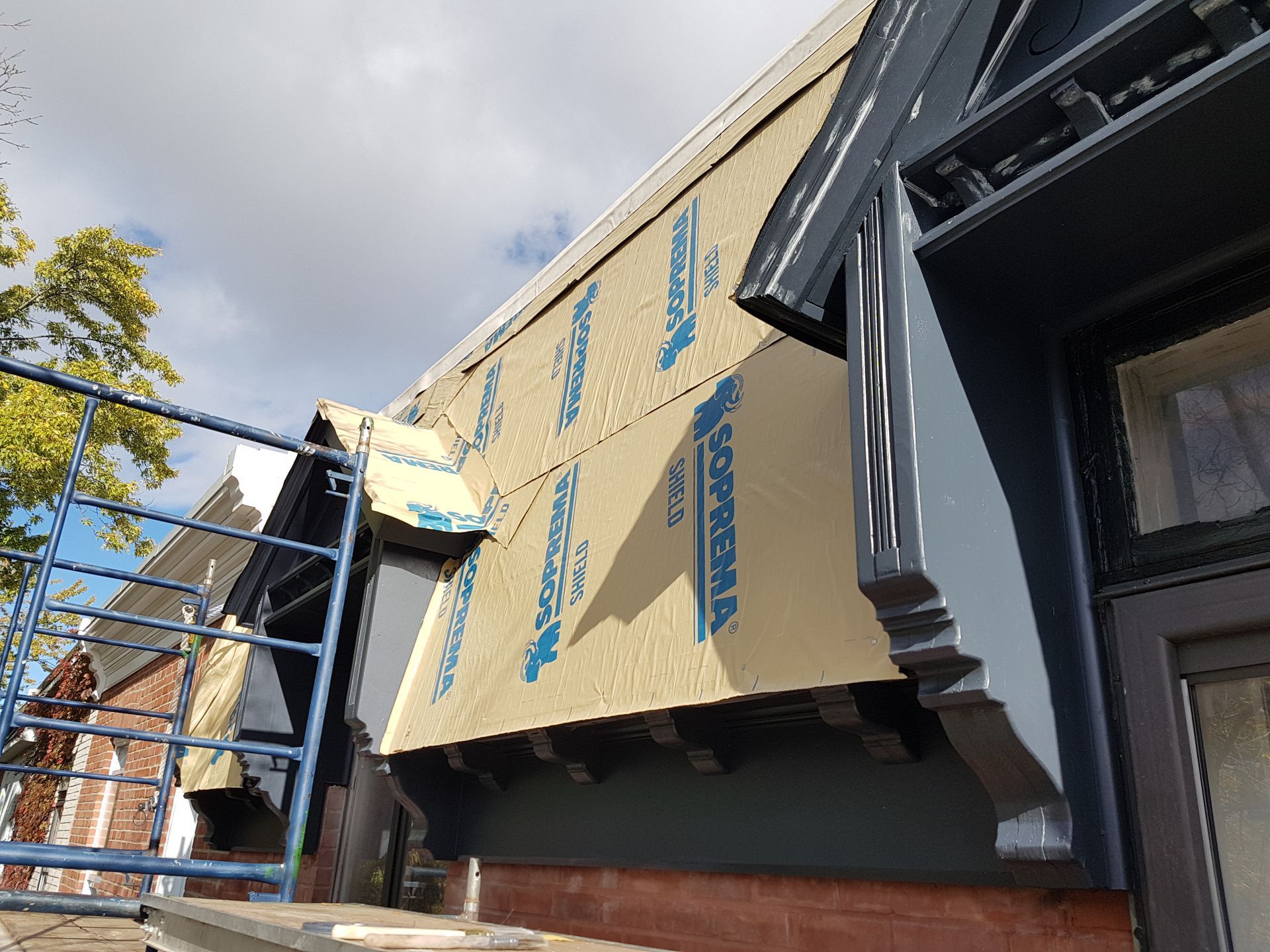 Un bâtiment dont le toit est recouvert d'un matériau de toiture.
