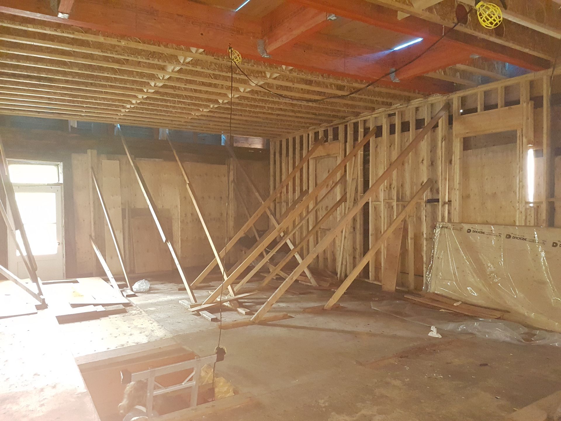 Une pièce en construction avec beaucoup de poutres en bois.
