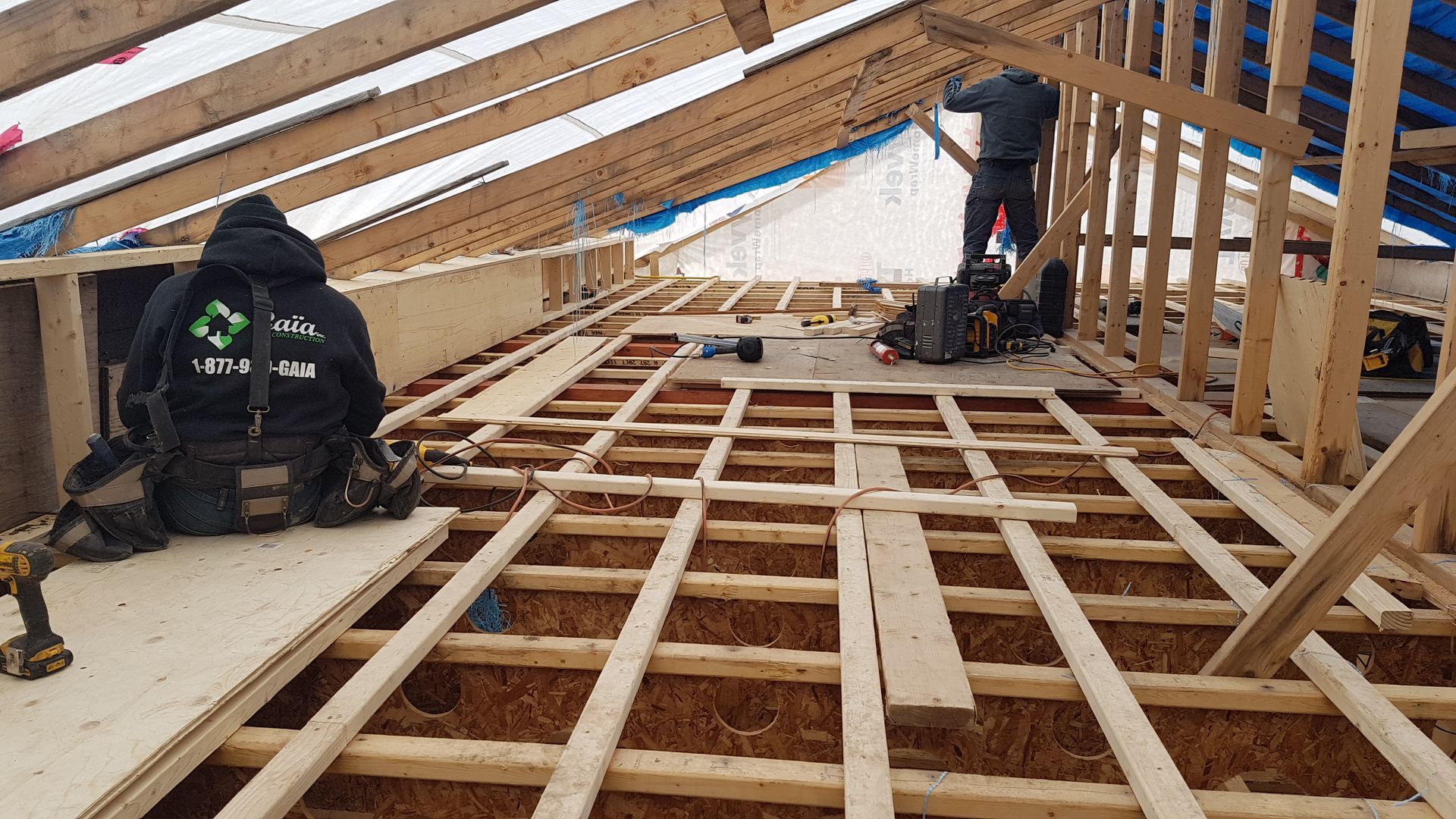 Un groupe de personnes travaille sur une structure en bois.