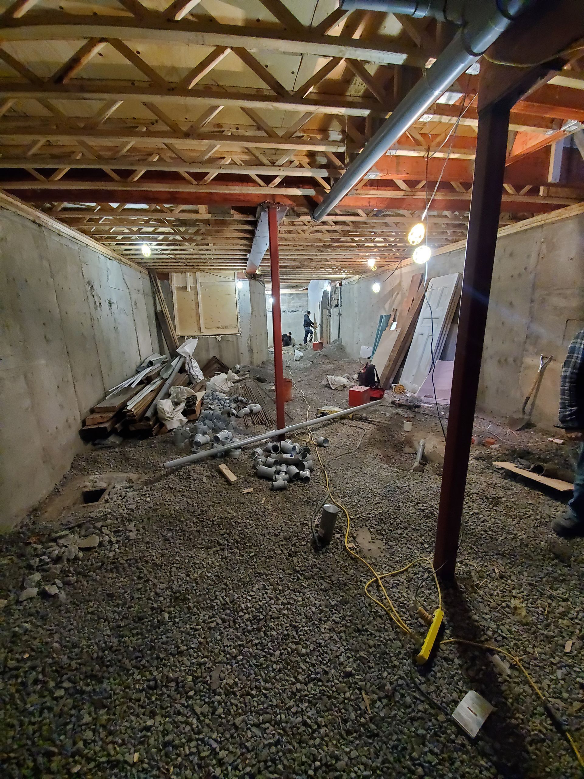 Il y a beaucoup de gravier dans le sous-sol d'une maison en construction.