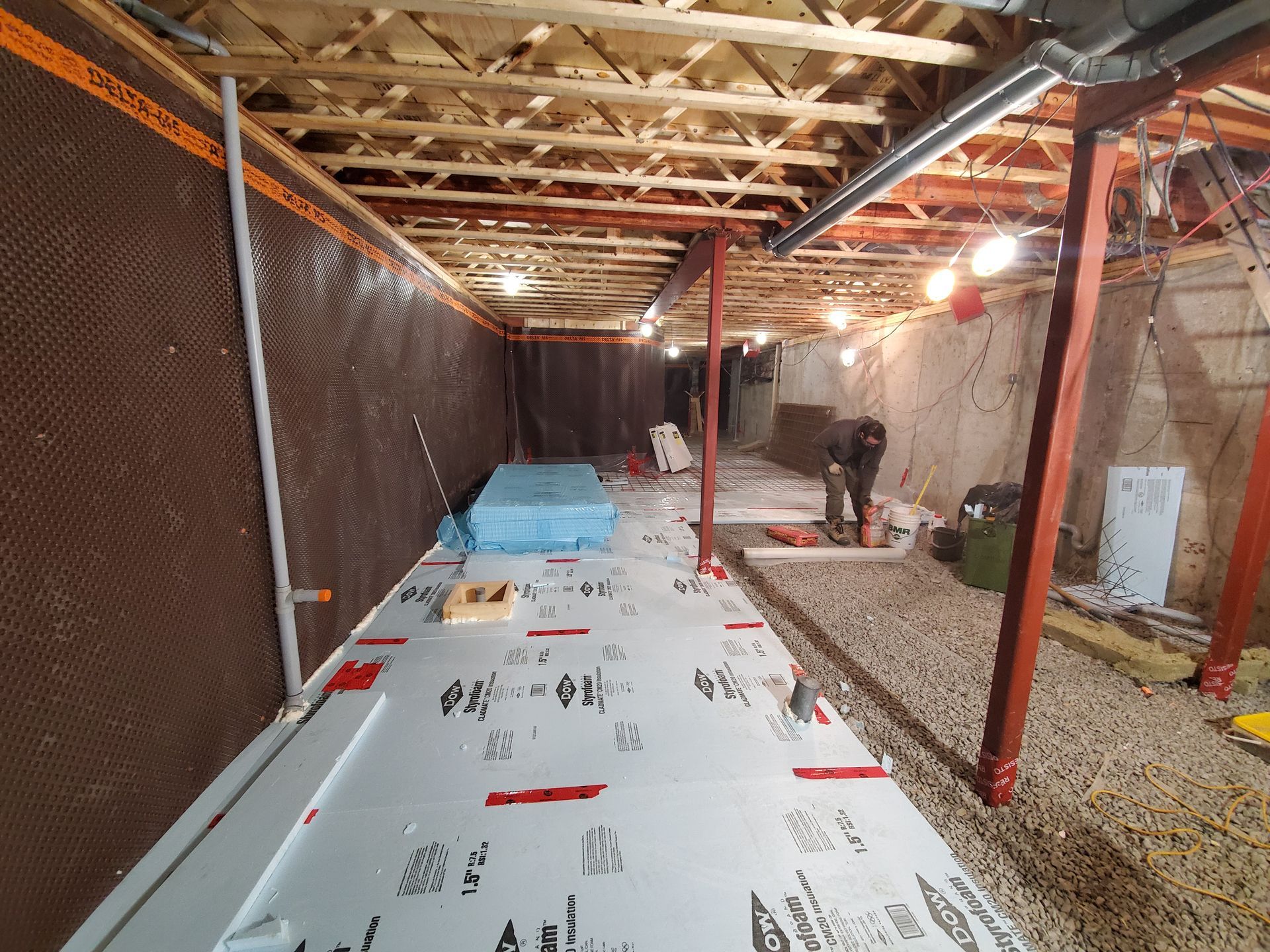 Un homme travaille dans un sous-sol en construction.