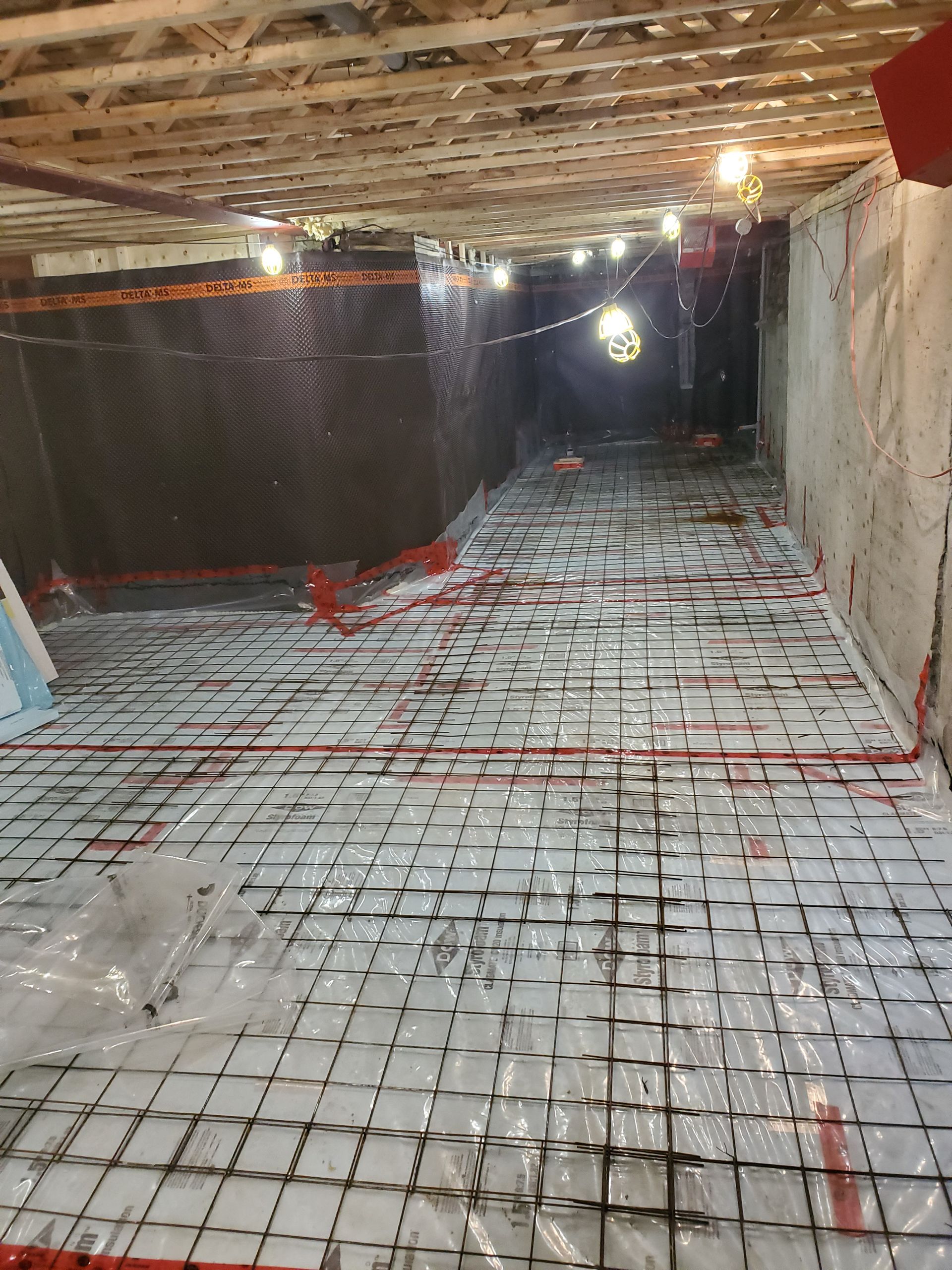 Un sol en béton dans un sous-sol en construction.