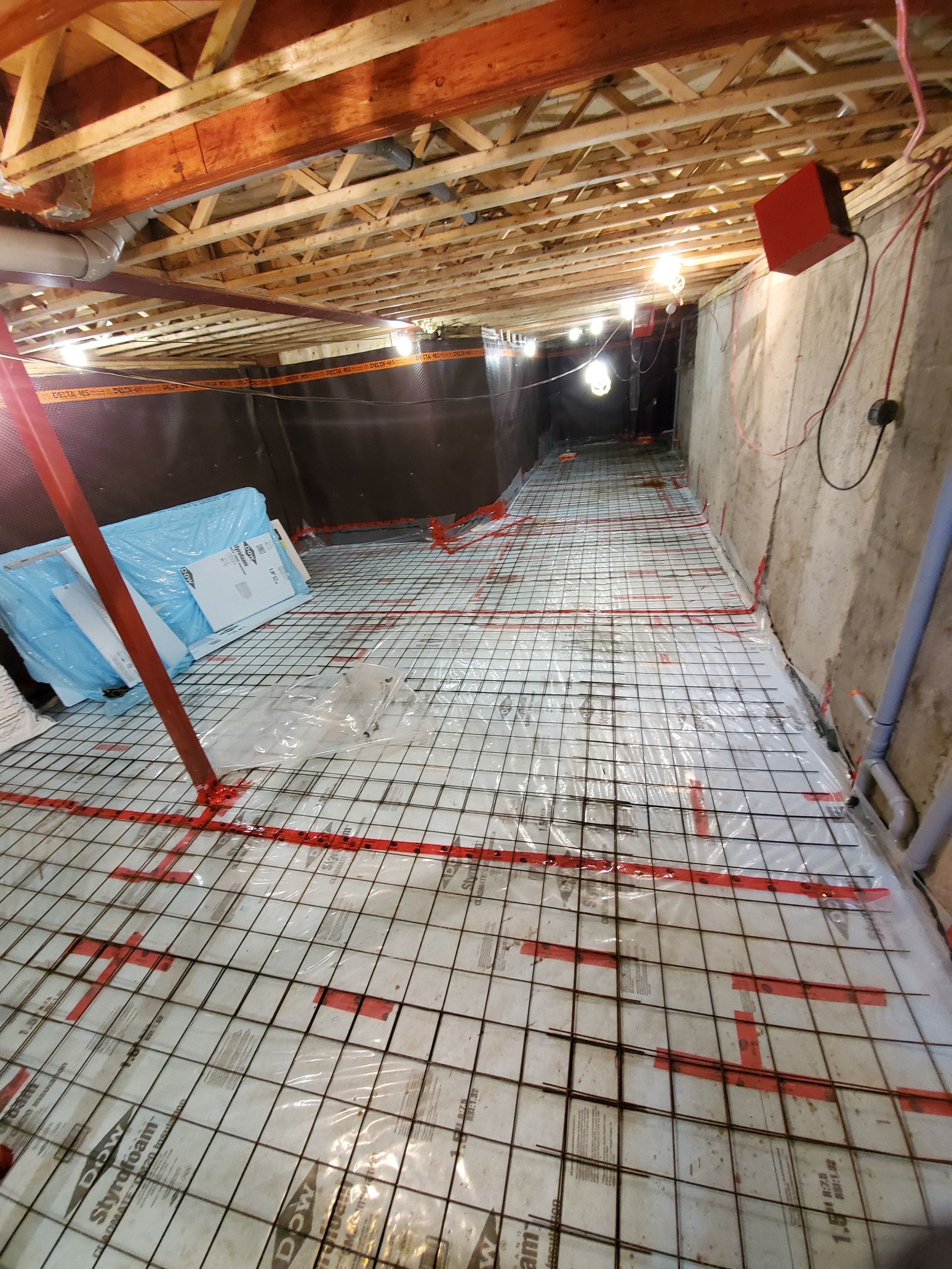 Un sous sol en construction avec beaucoup de mousse au sol.