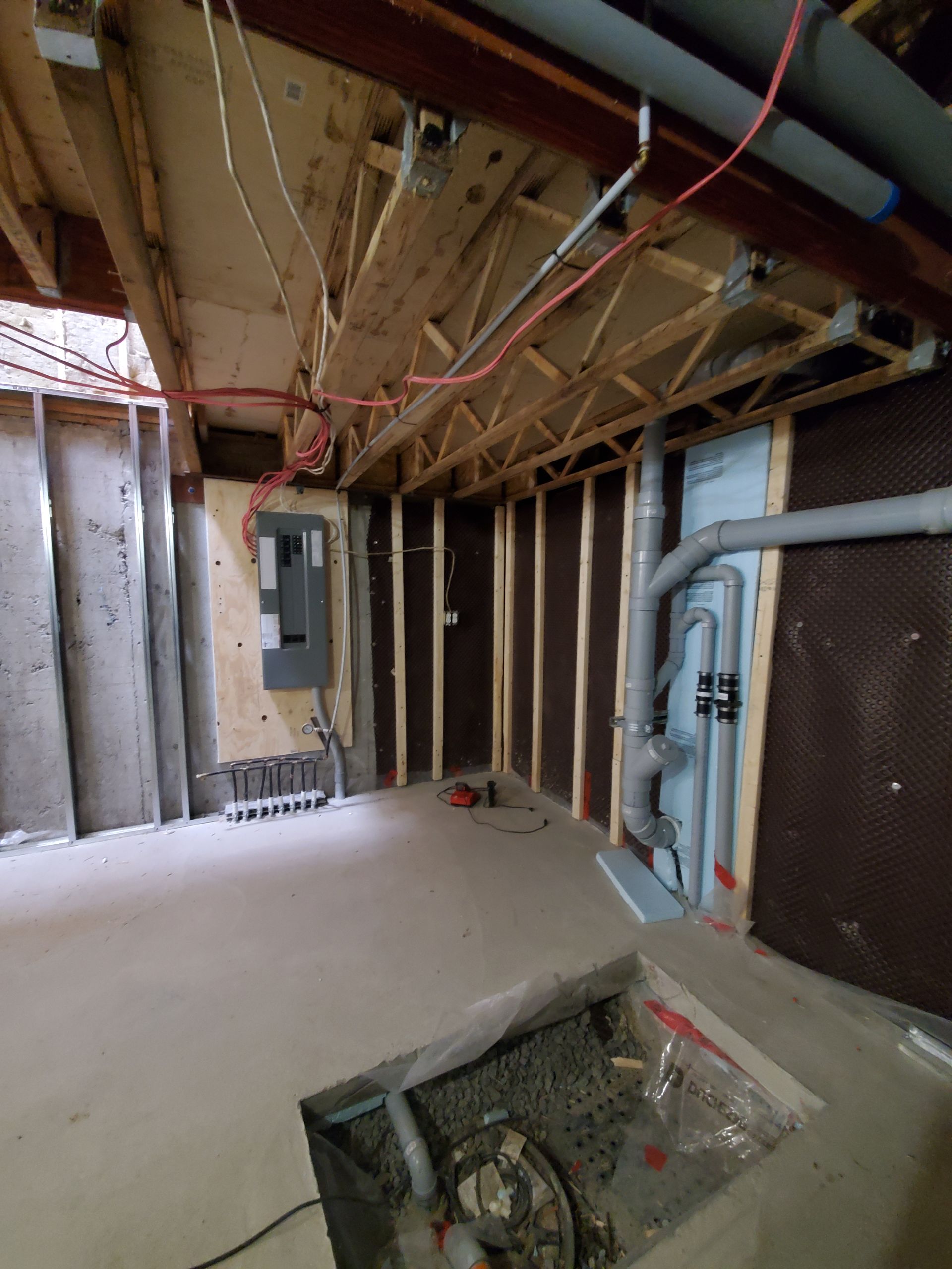 Un sous-sol en construction avec un trou dans le sol