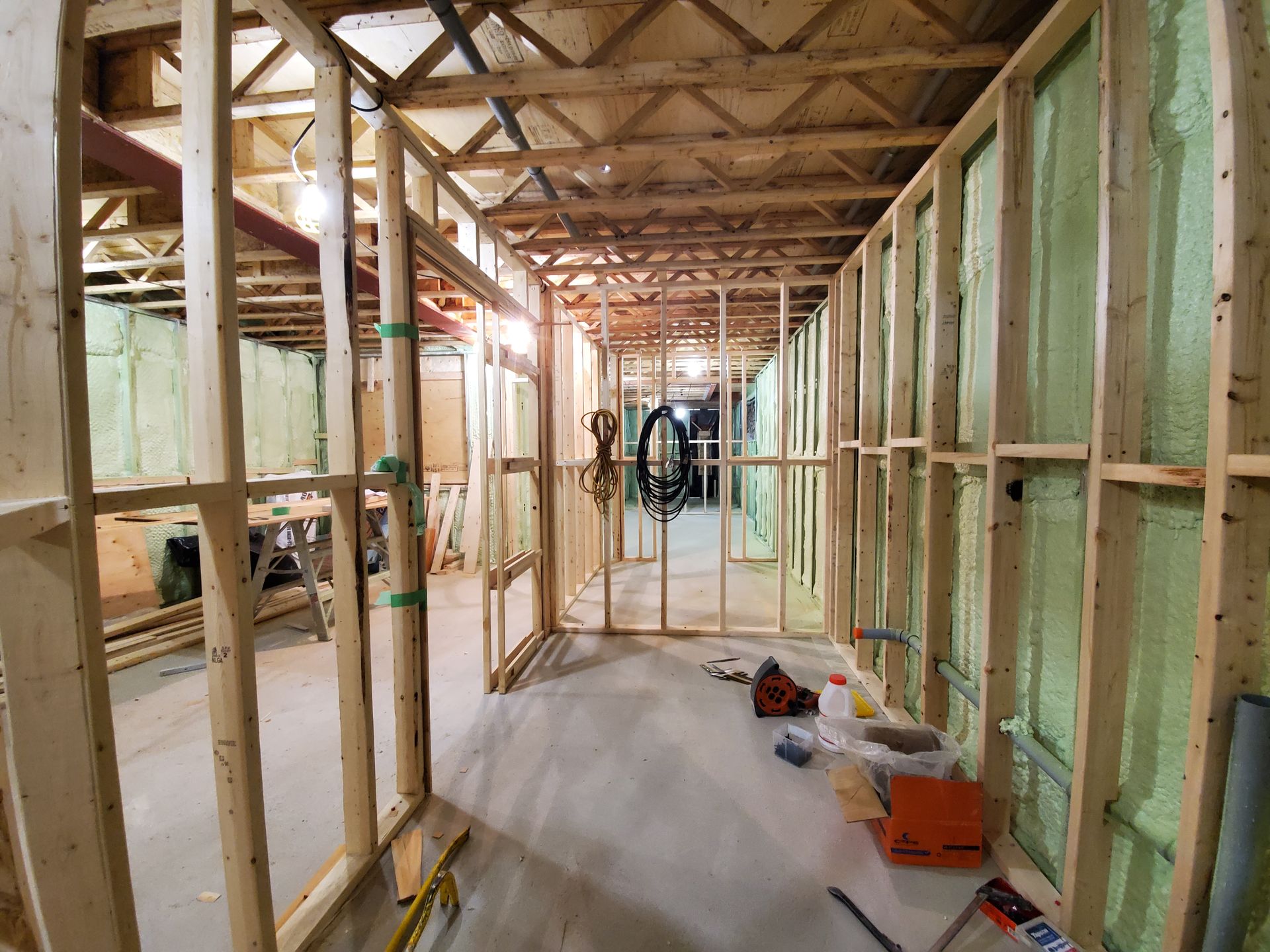 Une pièce en construction avec beaucoup de poutres en bois et d'isolation.