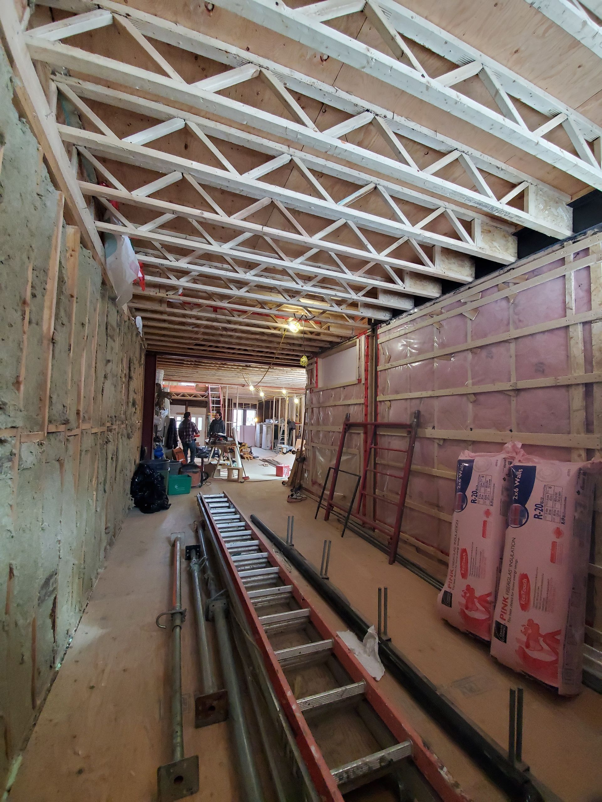 Une échelle se trouve au milieu d'un bâtiment en construction.