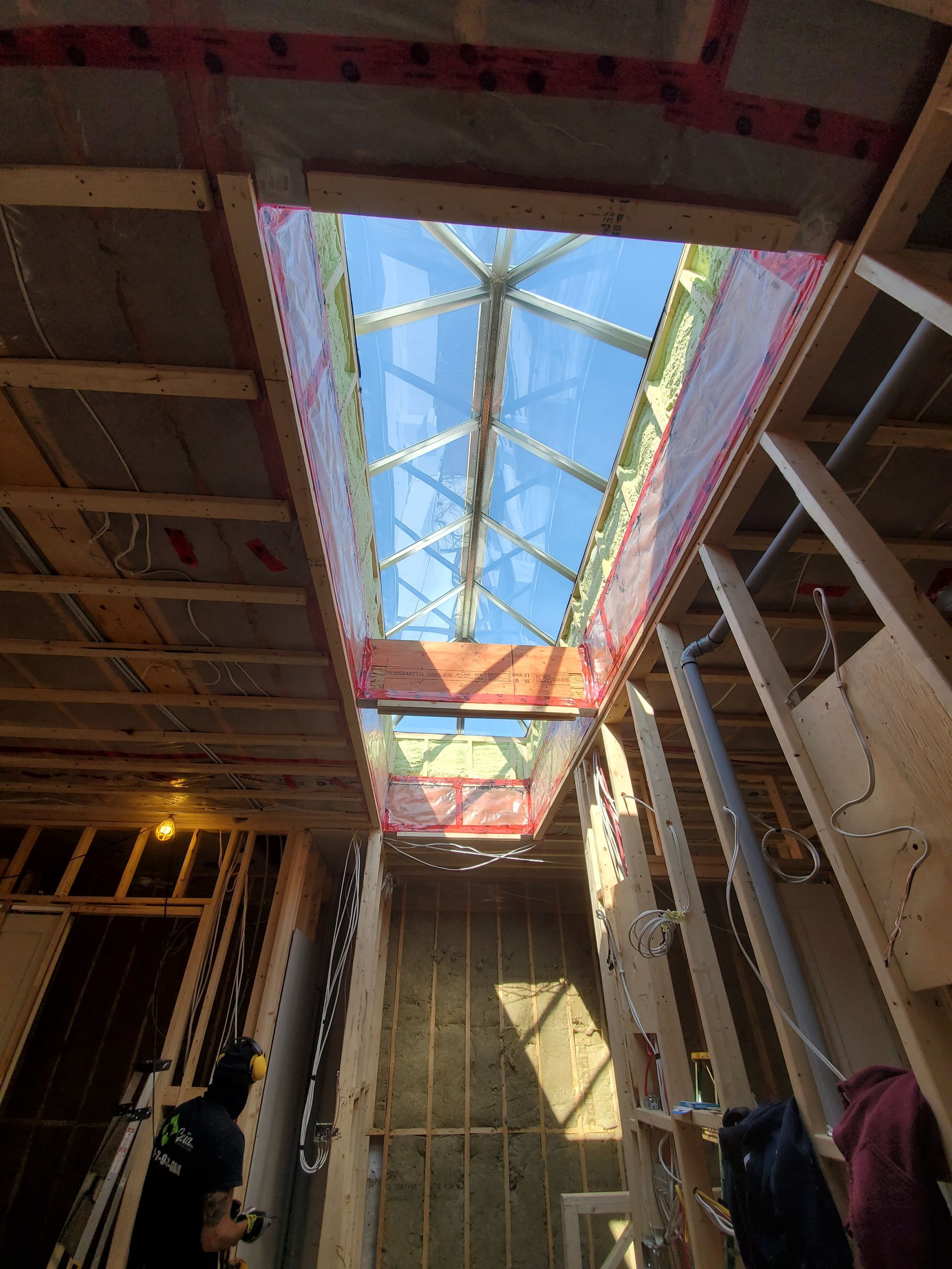 Regardant une lucarne dans un bâtiment en construction