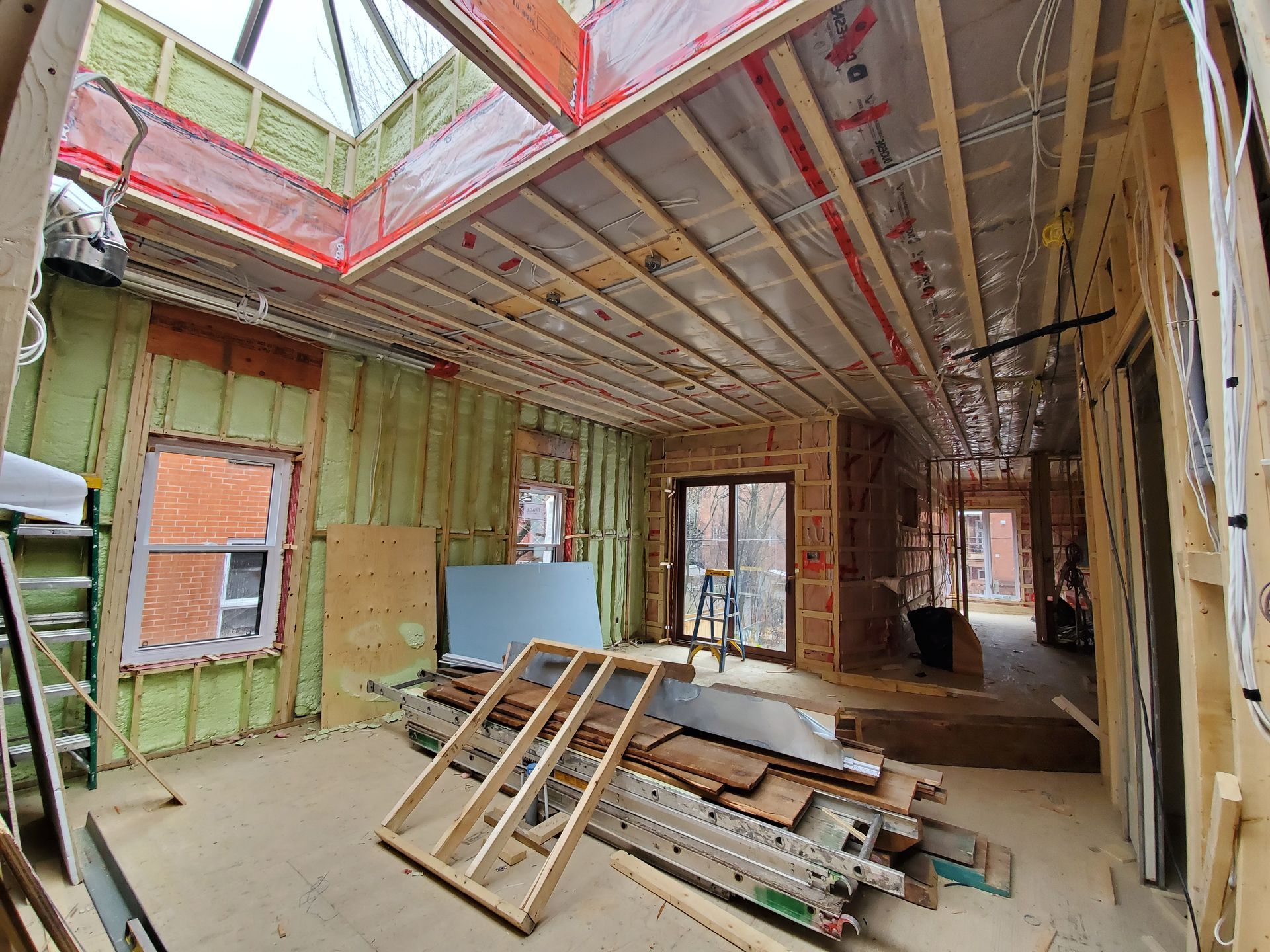 Une pièce en construction avec beaucoup de bois et une échelle.