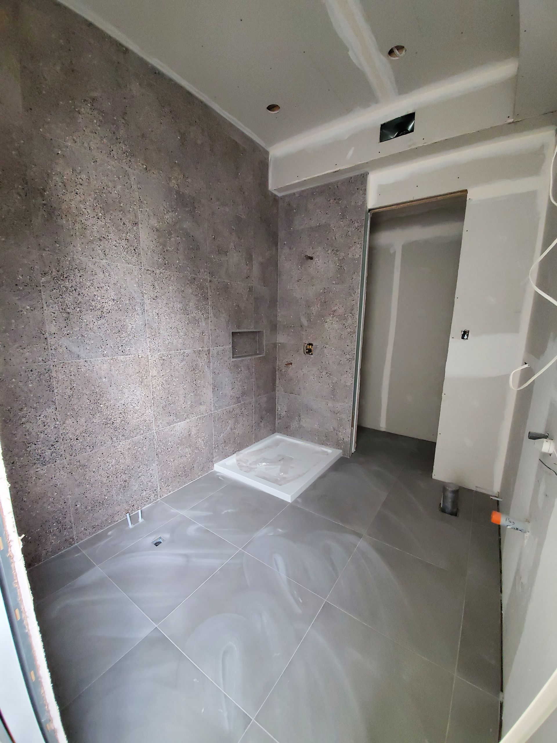 Une salle de bain en construction avec douche à l'italienne.