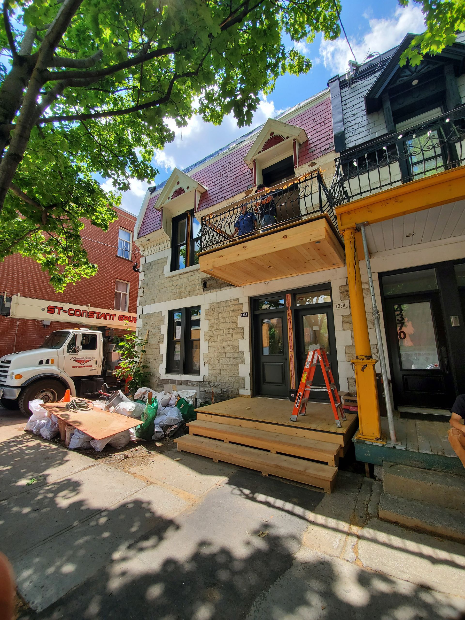 Un bâtiment en construction avec un camion garé devant.