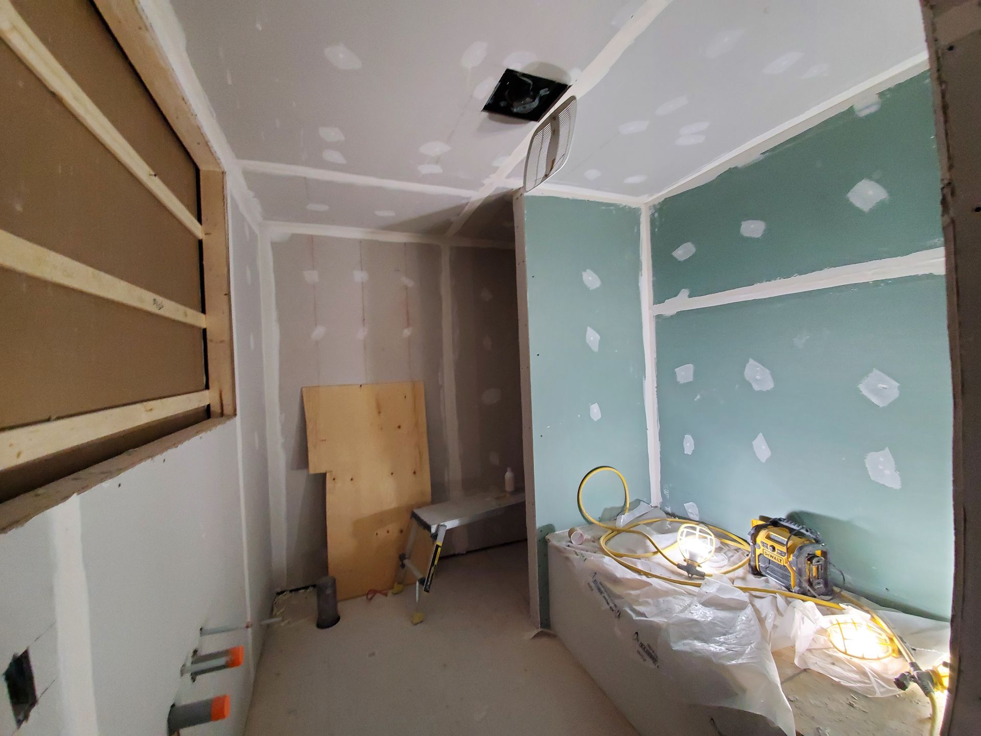 Une salle de bain en construction avec un lavabo et une fenêtre.