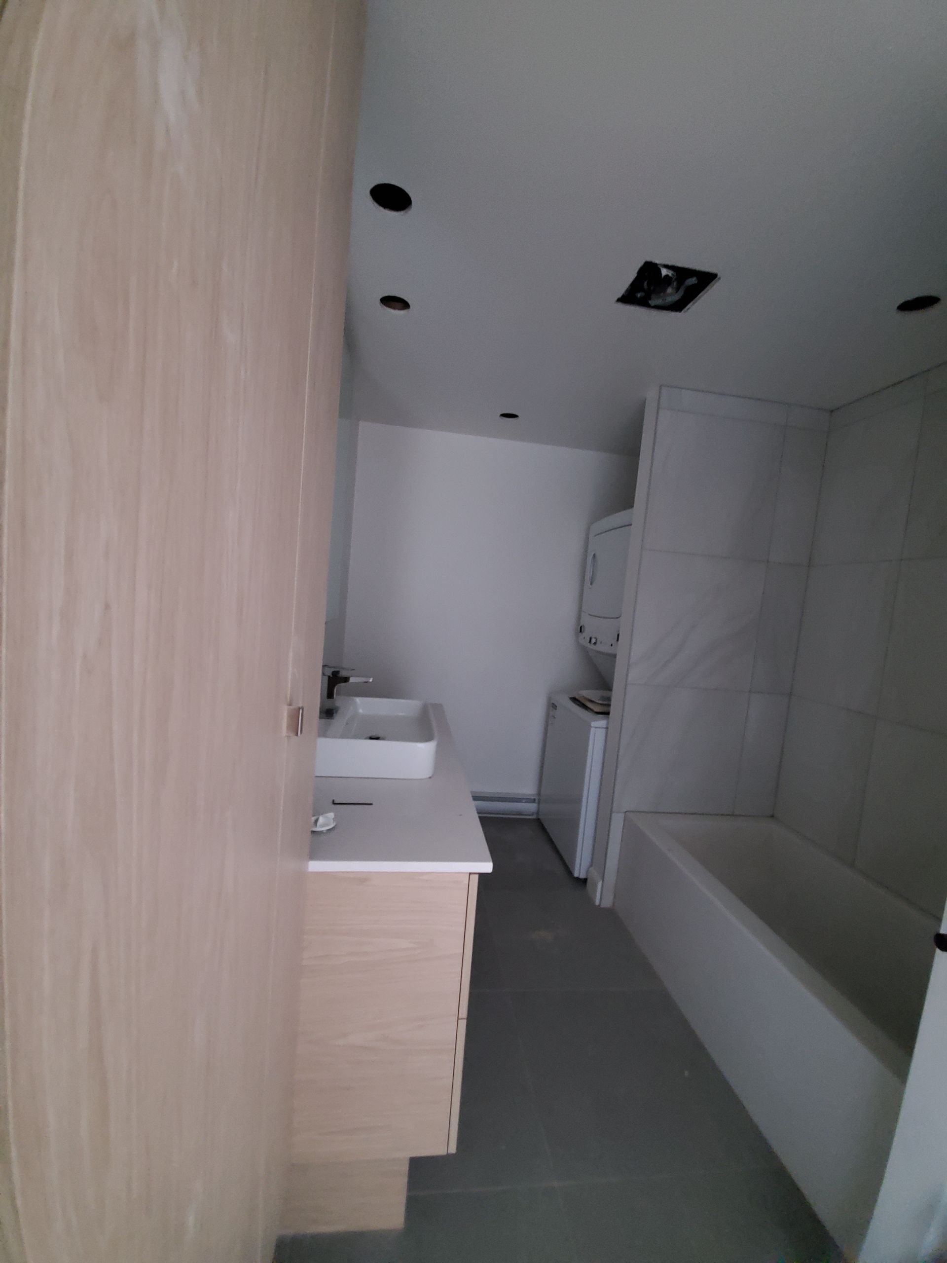 Une salle de bain avec deux vasques et une baignoire