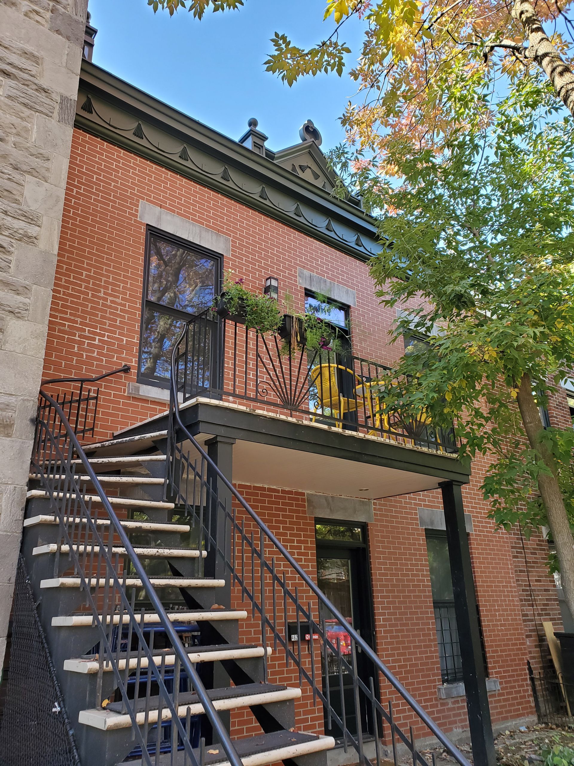 Un bâtiment en brique avec des escaliers menant à un balcon.