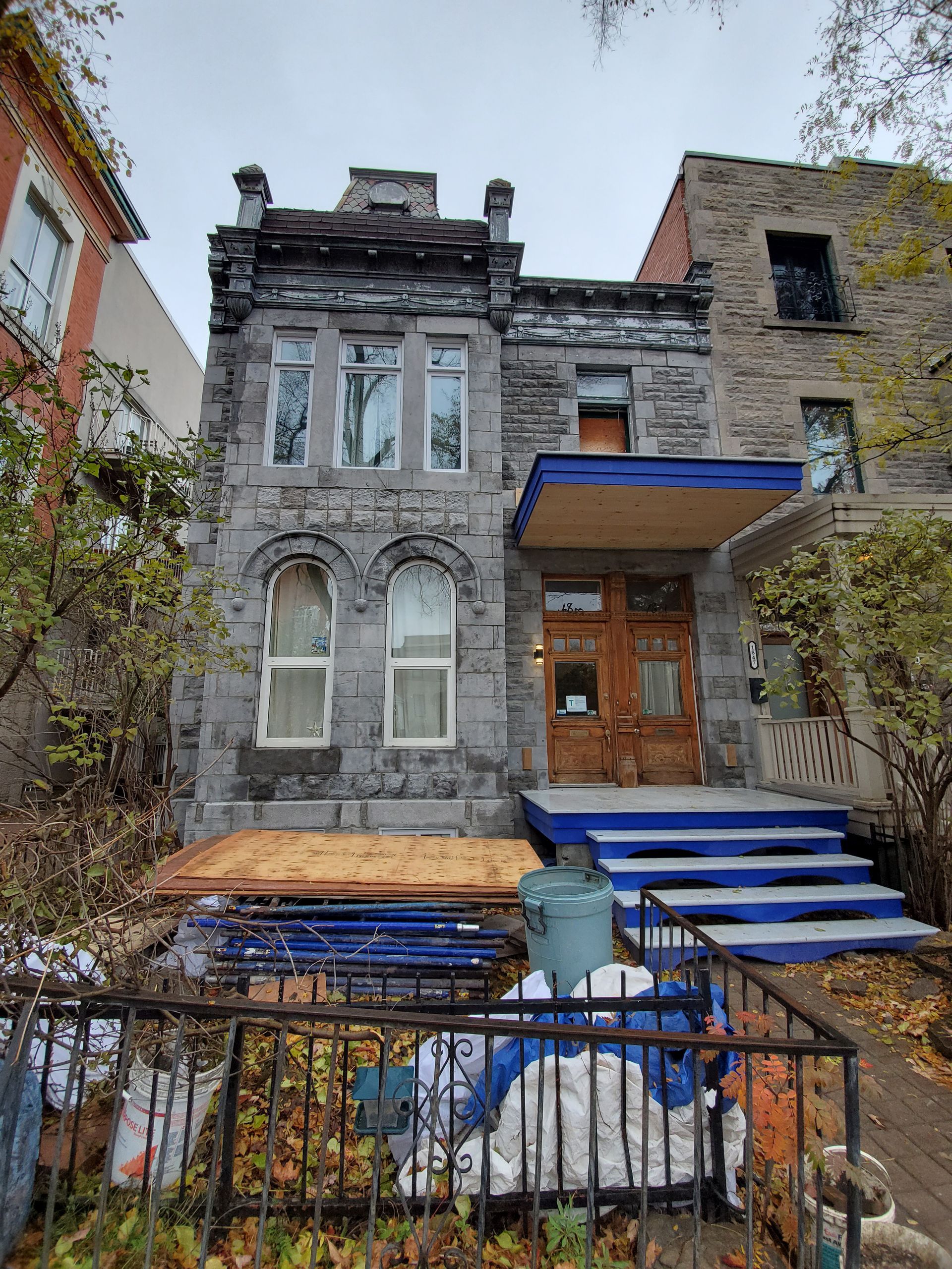 Un grand bâtiment en pierre avec des escaliers et une table devant.