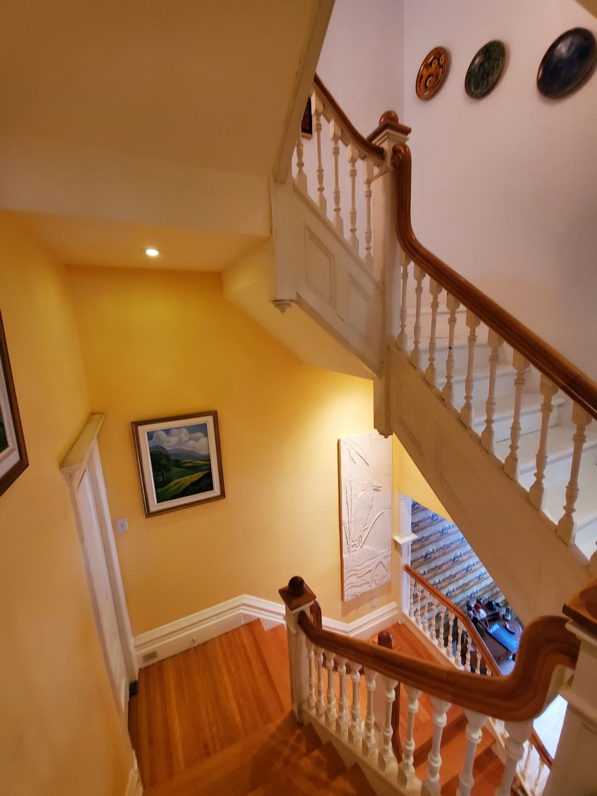 Un escalier avec une photo sur le mur au-dessus