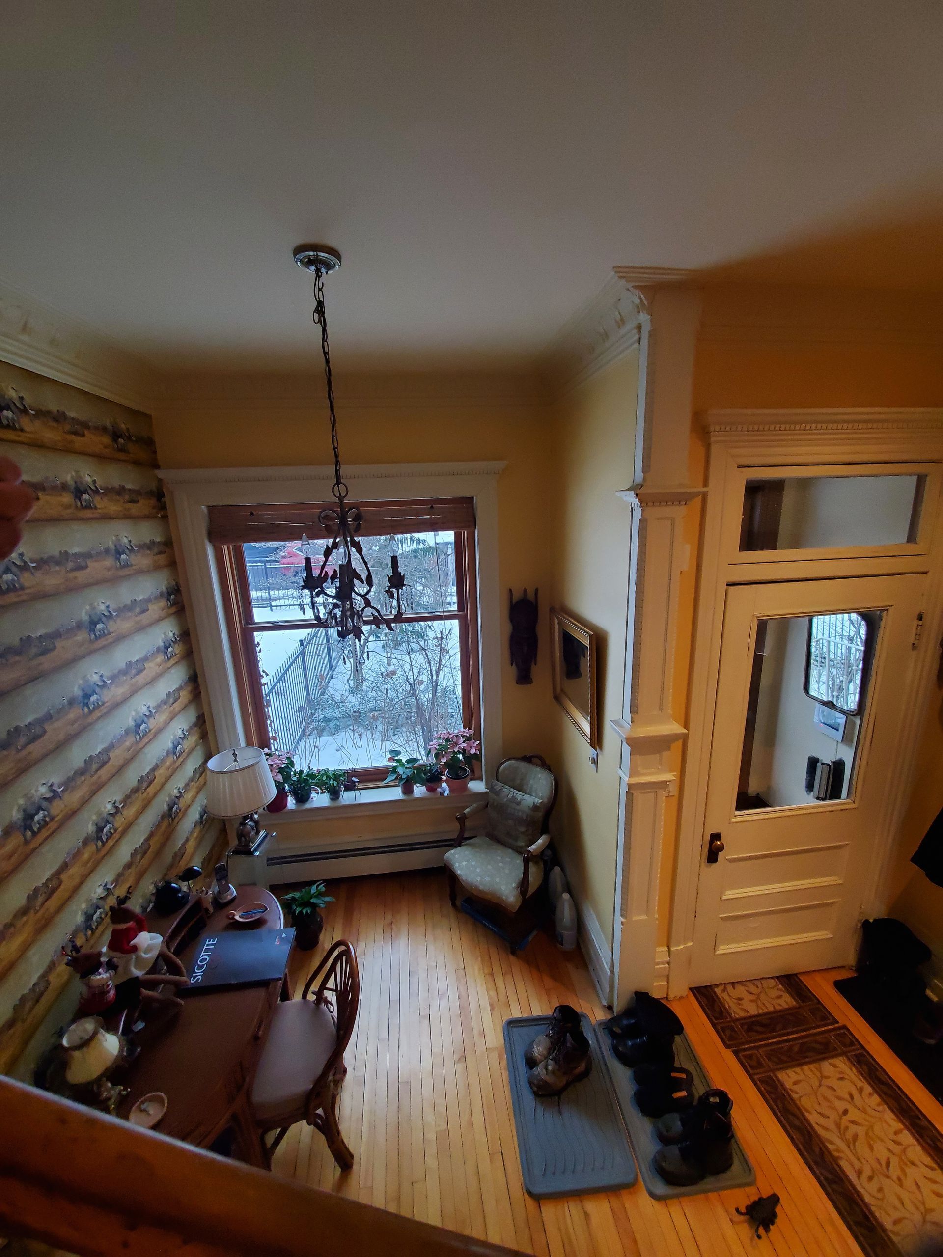 Une vue aérienne d'un salon avec un lustre suspendu au plafond