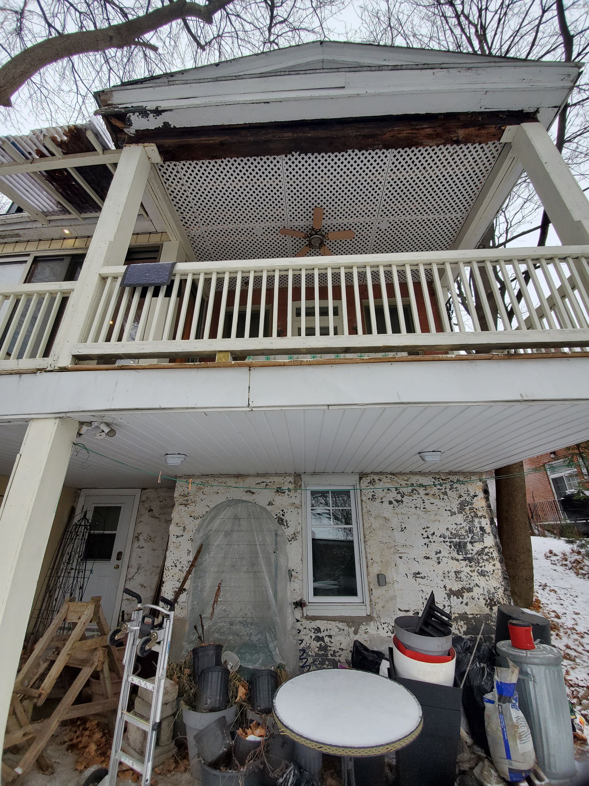 Une maison avec un balcon et une échelle dessus.