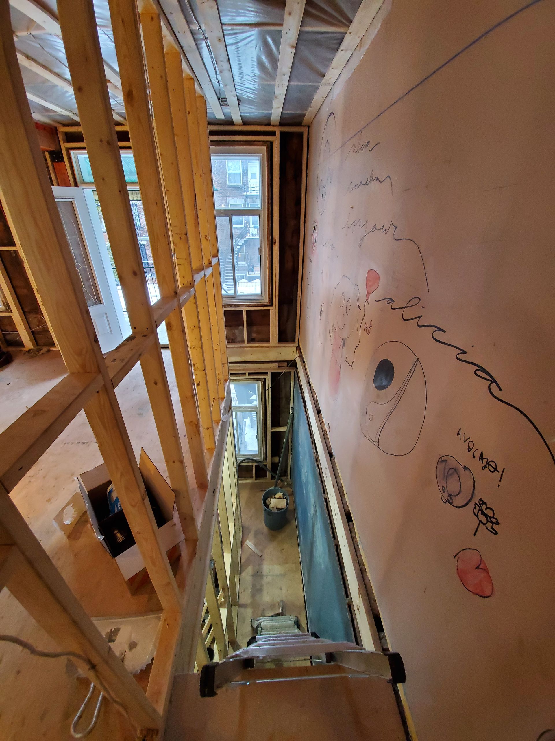 Une vue aérienne d'un bâtiment en construction avec une échelle au premier plan