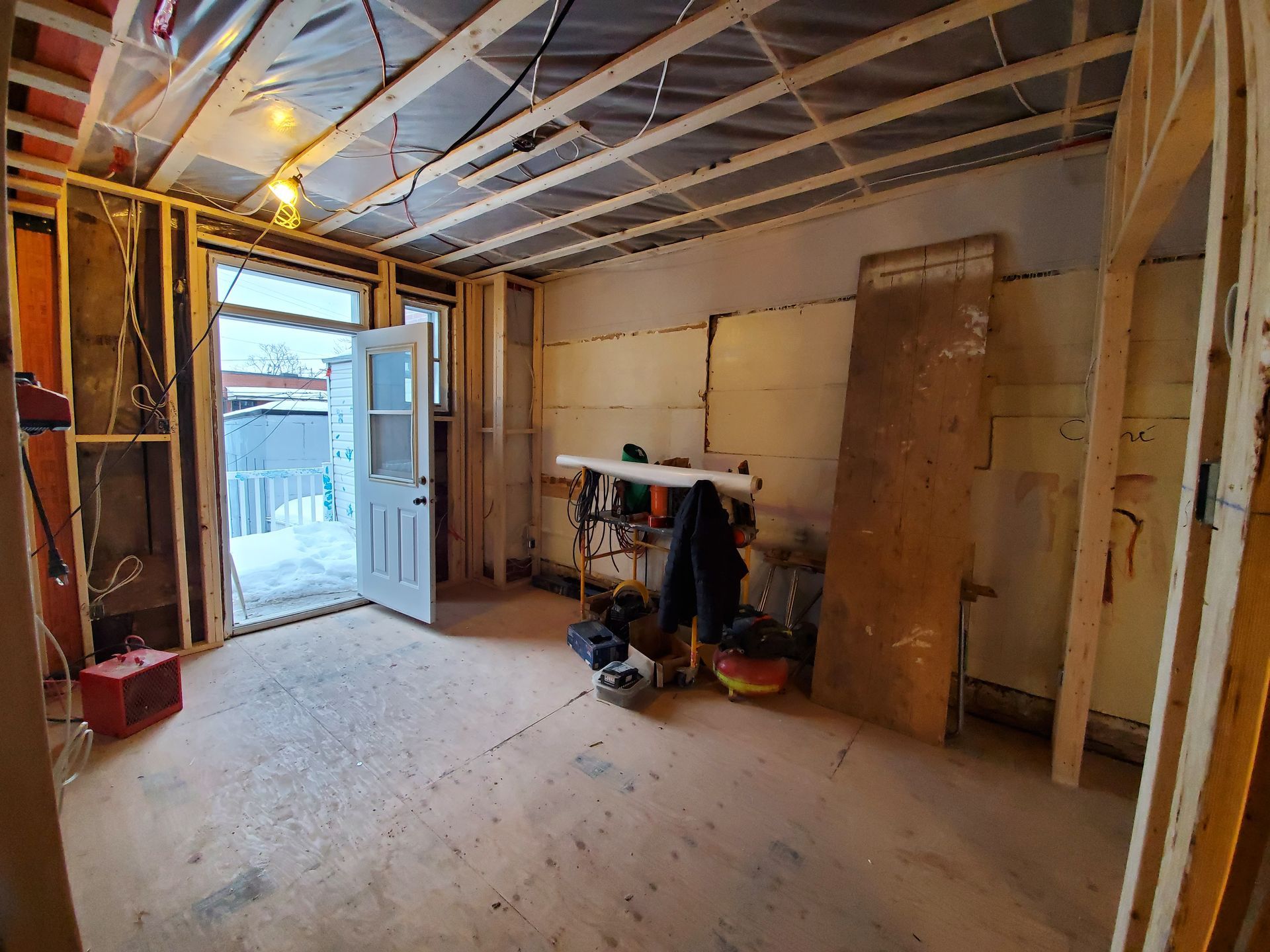 Une pièce en construction avec une table et une porte.